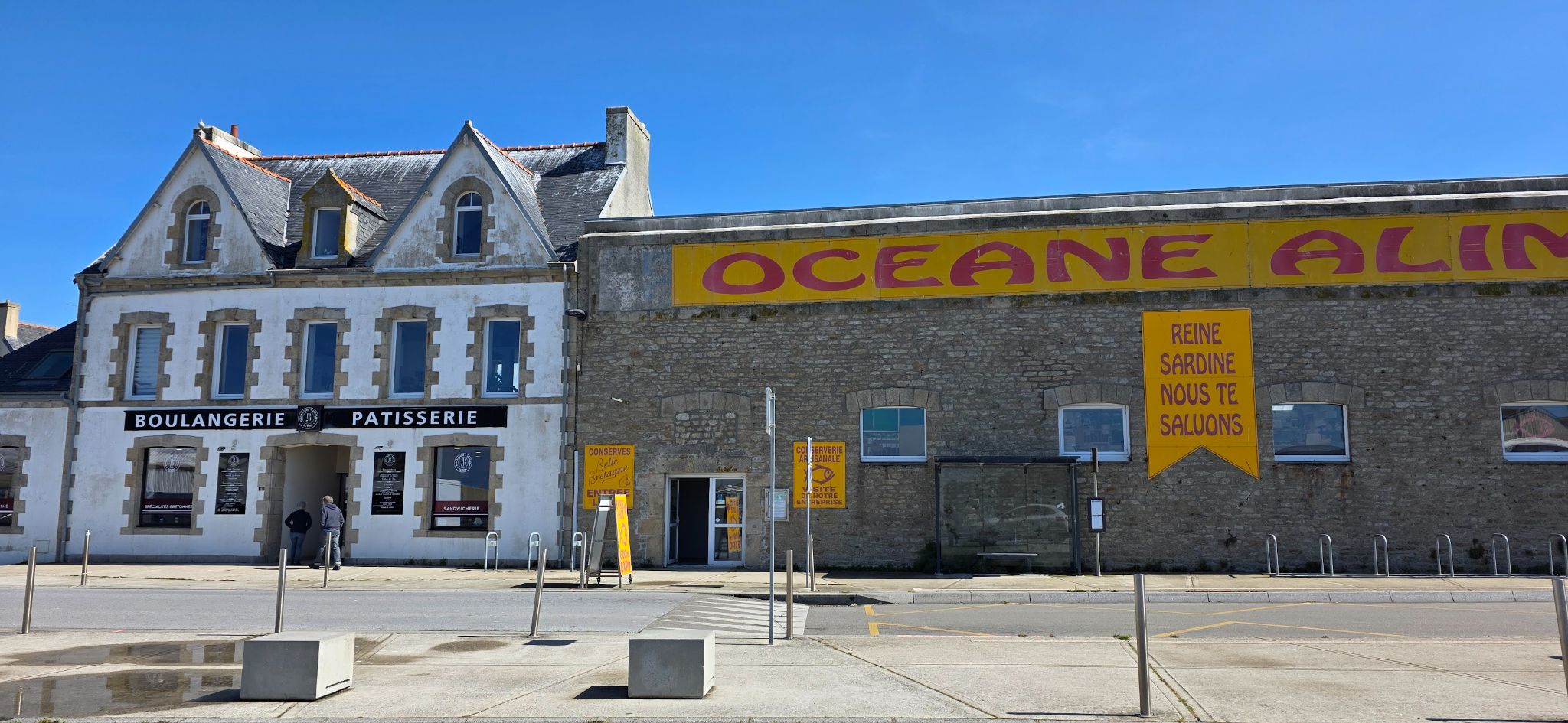 Le bar de l'océan etait situé à l'emplacement actuel de la boulangerie du port à St Guénolé