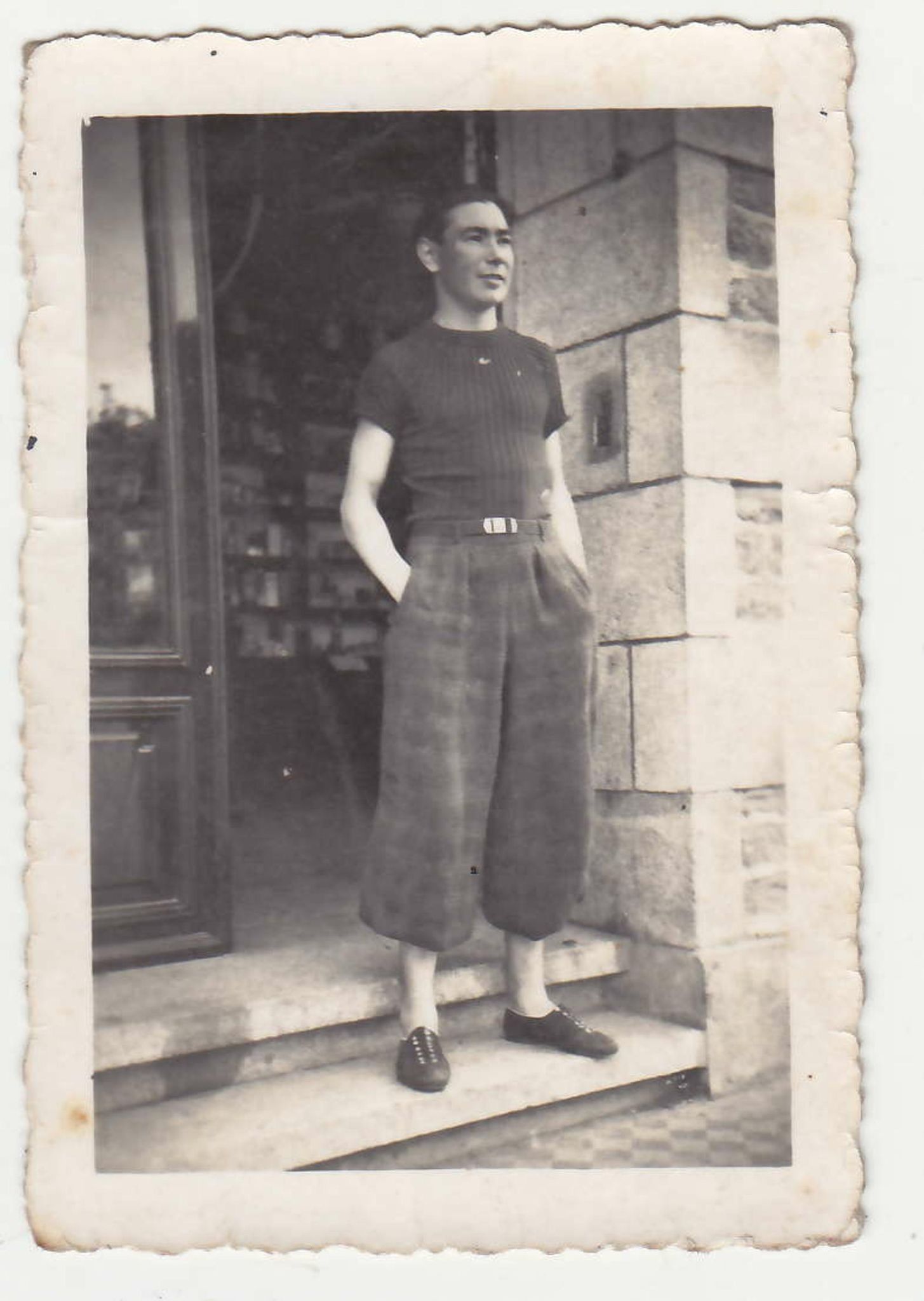 Lucien sur le perron de la pharmacie