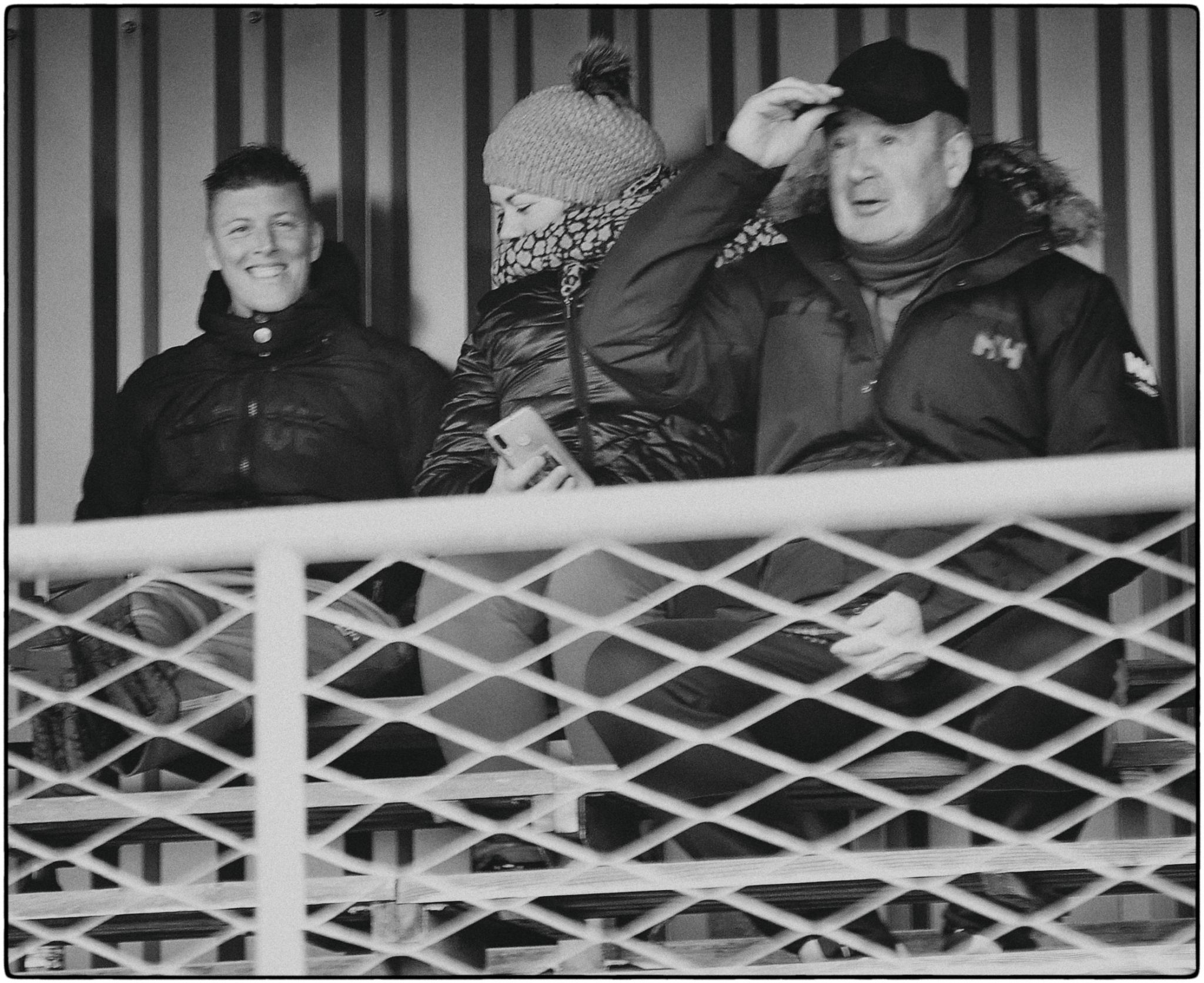 Ingrid tout sourire à gauche et à droite Christian LE PORS notre Président qui tire son chapeau aux artistes du jour