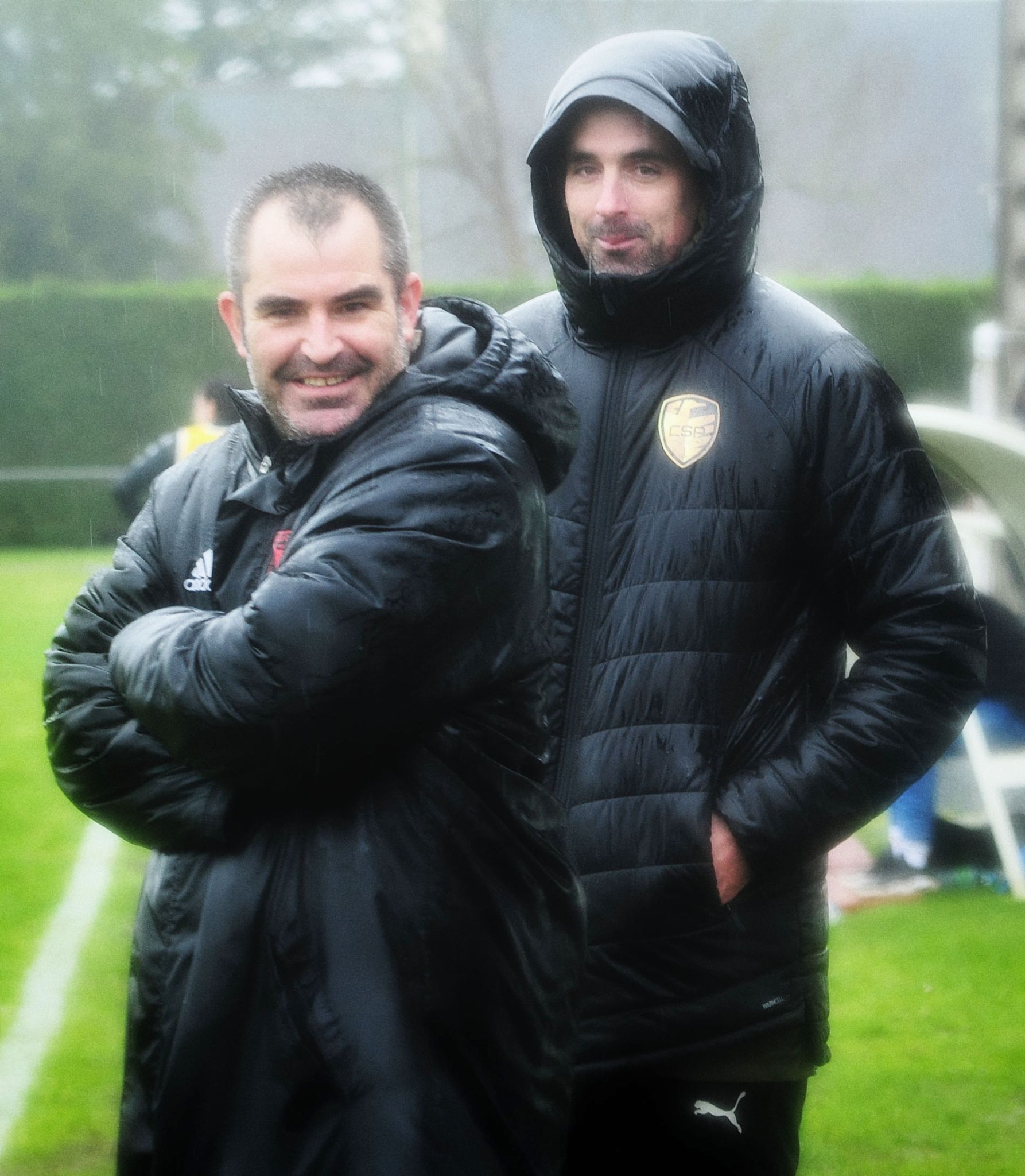 Un se mouille, l'autre pas....