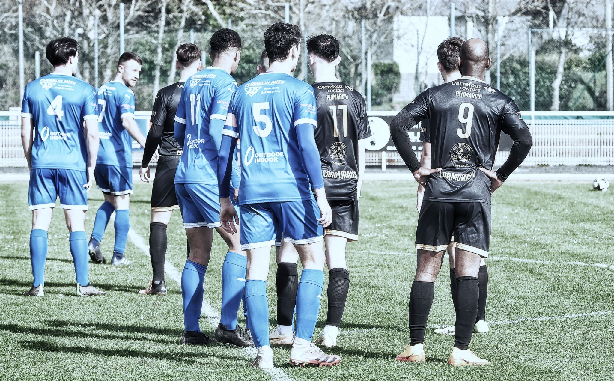 Nos attaquants prennent place ....