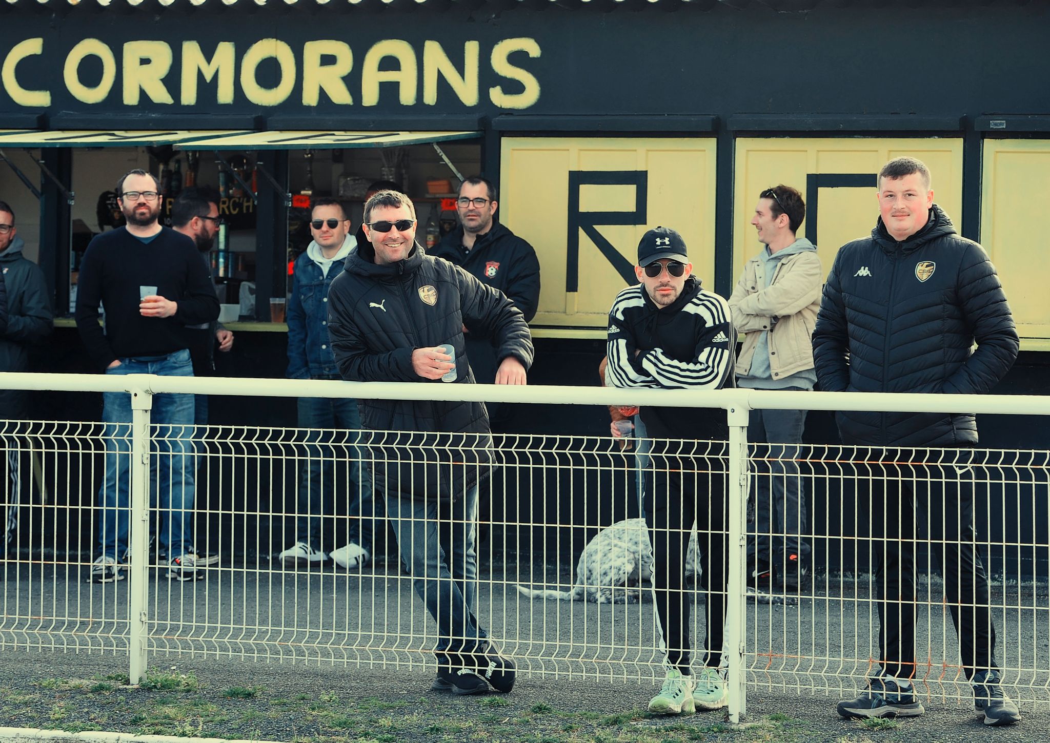 Vincent LUCAS, Bix LE BELLEC en mode "espion de film Américain" et Théo QUEFFELEC