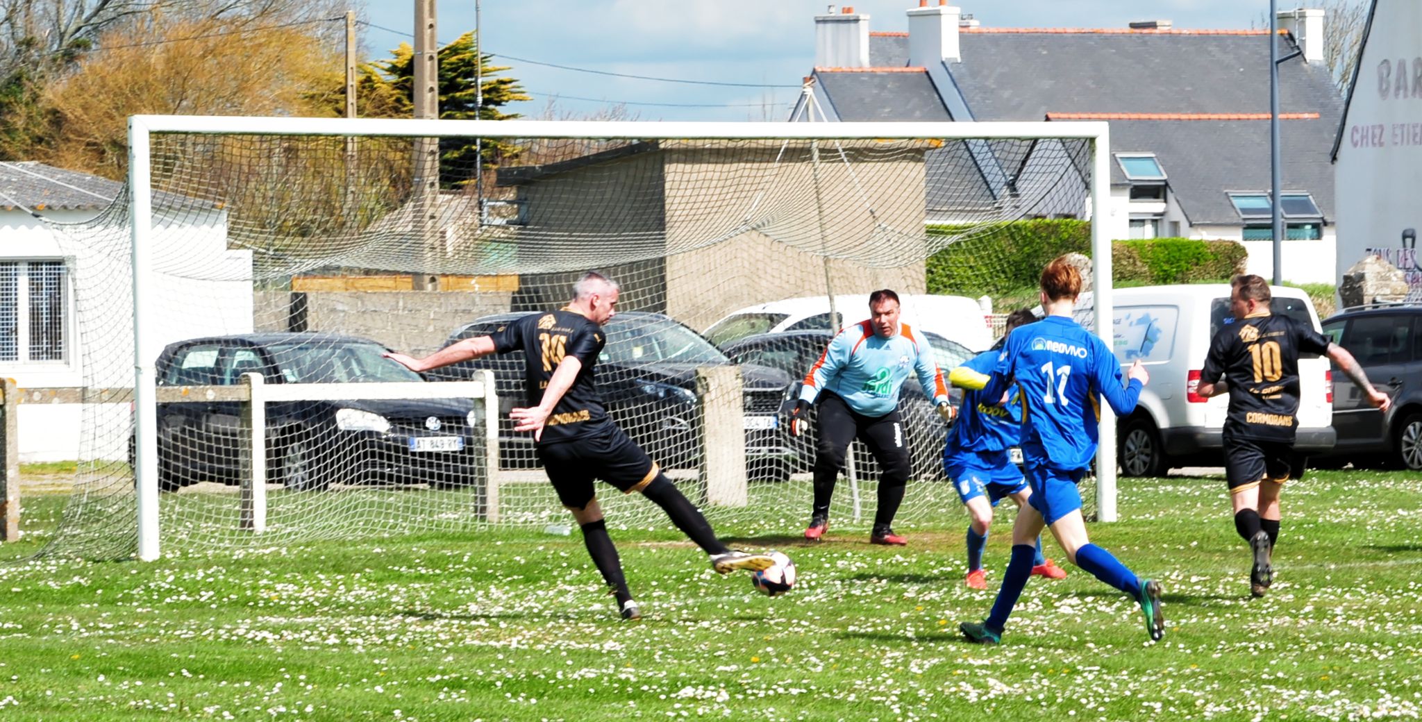 Kev LE CORRE rentre et marque (déjà) un but  sur une passe de Olivier CALVEZ qui lui rend ainsi la politesse