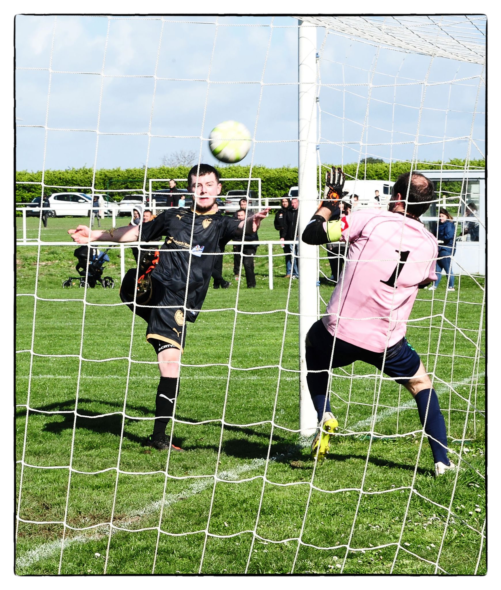 Malo LEMAIRE ajuste le gardien adverse