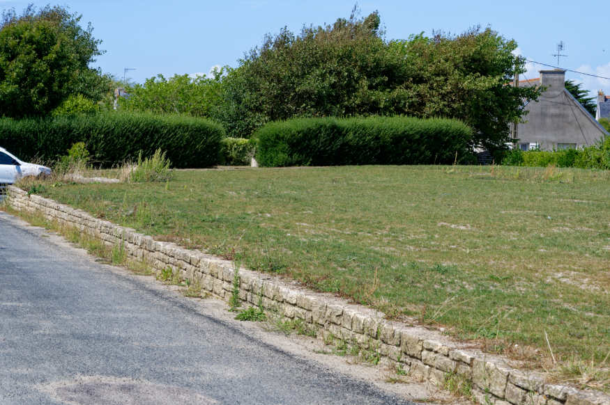 Saint Guénolé : ce qu'il reste de la gare en 2026 ...le quai !