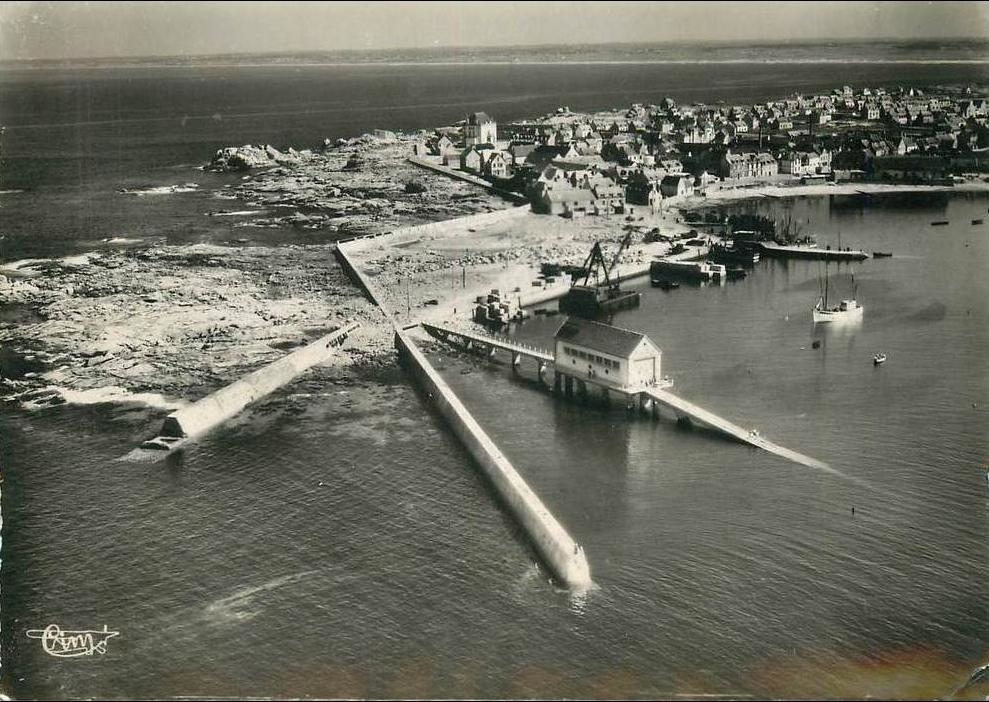 Vue aérienne du port de Saint-Guénolé et de l'abri du canot de sauvetage (1950)