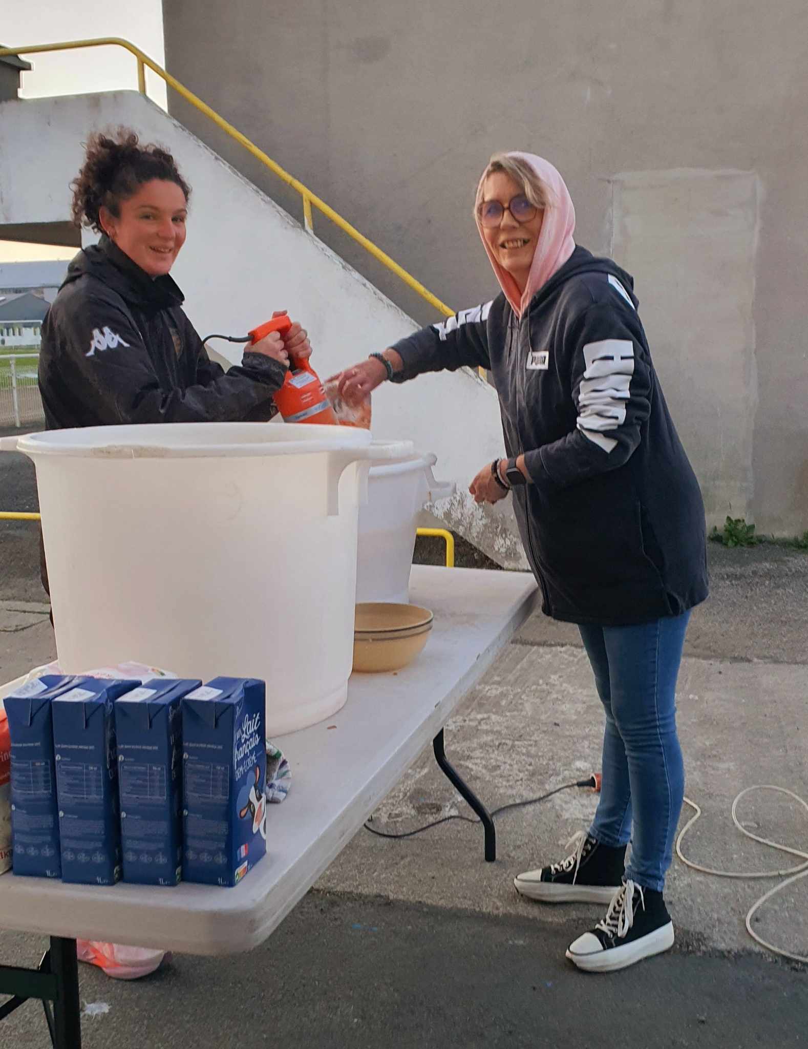 Méline et Paulette en pleine fabrication de pâte à Kouigns (c'est secret on ne vous dira pas)